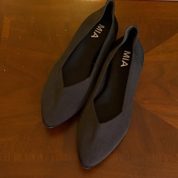 MIA Women's Elegant Black Loafers - Picture 1 of 2